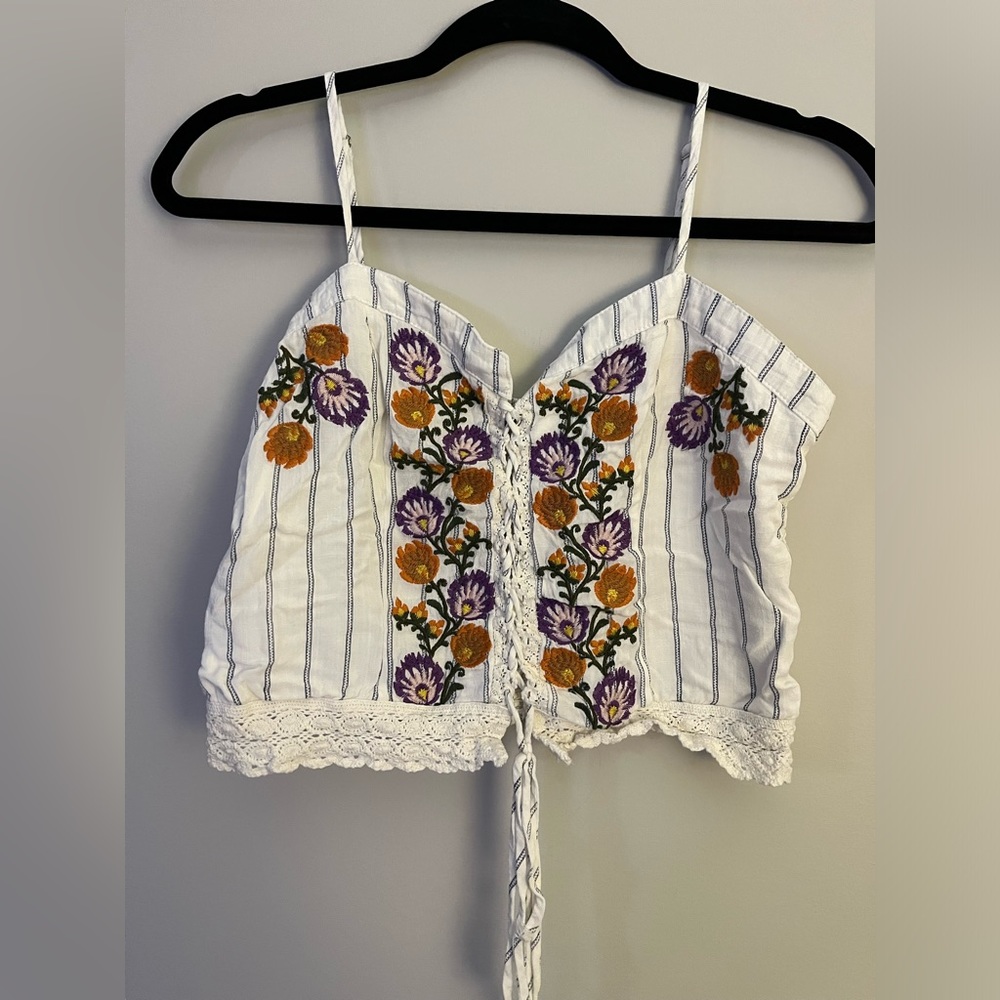 Floral embroidered gimmicks/buckle cropped tank top